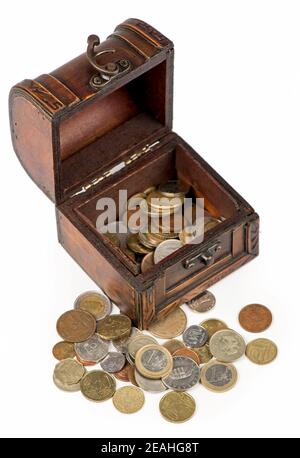 Scrigno di legno pieno di monete thai isolato su bianco Foto Stock