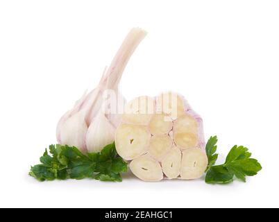 Aglio fresco e giovane isolato su sfondo bianco. Foto Stock