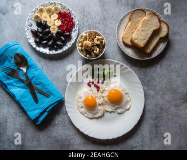 Ingredienti salutari per la colazione sullo sfondo. Vista dall'alto, messa a fuoco selettiva. Foto Stock