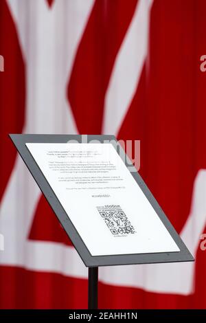 Vista verticale. Presentazione con cartello di Louis Vuitton rosso che colpisce i contenitori di spedizione sul retro. Singapore. Foto Stock