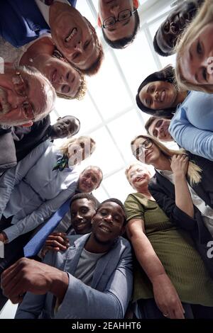 Grande gruppo di colleghi giovani e maturi in stile formalwear Foto Stock