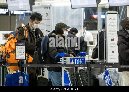 Tokyo, Giappone. 07 febbraio 2021. I viaggiatori che indossano facemaskes come misura preventiva contro la diffusione della coda di covid-19 in un punto di check-in all'aeroporto di Narita. Poiché l'aumento delle infezioni da coronavirus Covid-19, le autorità giapponesi hanno chiuso i confini per la maggior parte dei viaggiatori. Credit: SOPA Images Limited/Alamy Live News Foto Stock