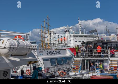 Tour barche nel porto di Ushuaia, Patagonia, Argentina Foto Stock