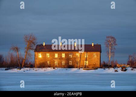 A due piani case di registro (caserme) a nord del fiume, villaggio. Nel nord-ovest della Russia. Architettura in legno di inizio del XX secolo. Prendendo foto da congelati Foto Stock