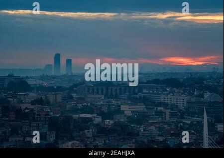 Vista su Istanbul sui tetti di notte. Principali attrazioni di Istanbul in autunno. Messa a fuoco selettiva Foto Stock