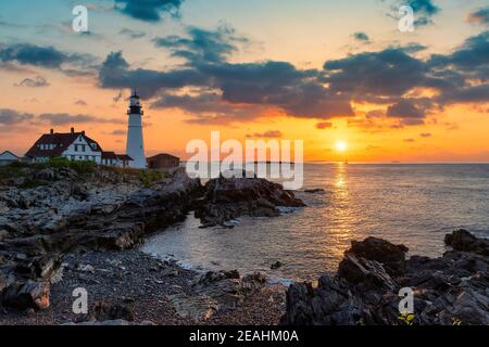 Faro di Portland al tramonto, Maine, Stati Uniti Foto Stock