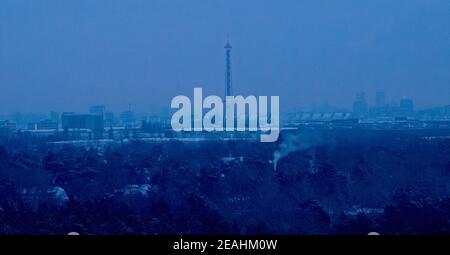 Berlino, Germania. 10 Feb 2021. Vista dal Drachenberg alla città. Al centro è visibile la torre radio. Credit: Paul Zinken/dpa-Zentralbild/dpa/Alamy Live News Foto Stock