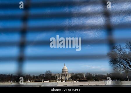 Washington, Stati Uniti. 9 Feb 2021. La foto scattata il 9 febbraio 2021 mostra l'edificio del Campidoglio degli Stati Uniti a Washington, DC, Stati Uniti. Martedì il Senato degli Stati Uniti ha votato per procedere con il secondo processo di impeachment dell'ex presidente Donald Trump. Il Senato ha votato nel 56-44 che il processo di impeachment di Trump è costituzionale nonostante gli inviti di alcuni repubblicani a respingere i procedimenti. Sei senatori repubblicani hanno votato con tutti i 50 democratici. Credit: Liu Jie/Xinhua/Alamy Live News Foto Stock