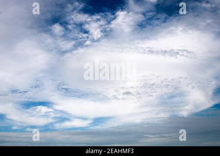 Nuvole parzialmente in cielo blu Foto Stock