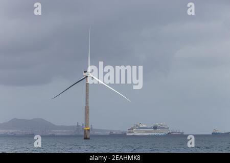 Gran Canaria, Spagna. 6 ottobre 2020. Turbine eoliche nel mezzo dell'oceano a sud-est di Las Palmas de Gran Canaria Foto Stock