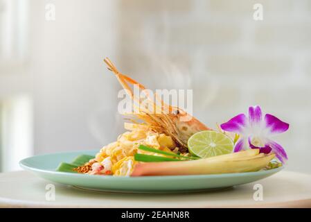 Delizioso cibo asiatico, gamberi freschi caldi Pad piatto di noodle tailandese Foto Stock