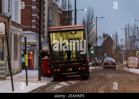 Consegna in orario anticipato per il supermercato Co-op a Hamlet Court Road, Westcliff on Sea, Essex, Regno Unito, con neve da Storm Darcy. Lavoratore chiave Foto Stock