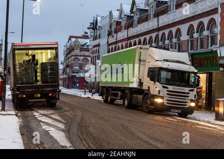 Consegna di cibo nelle prime ore per il supermercato Co-op a Hamlet Court Road, Westcliff on Sea, Essex, Regno Unito, con neve da Storm Darcy. Scaricamento di Keyworker Foto Stock