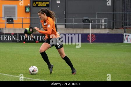 Georgia Robert n. 5 si muove in avanti con la palla durante il Super League femminile tra London Bees e Sheffield United Al Hive in Edgware Foto Stock