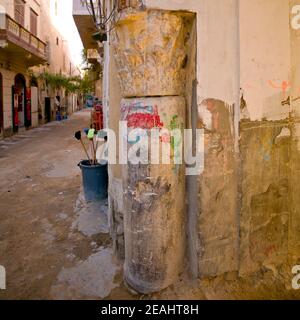 Antica colonna in una casa della medina, Tripolitania, Tripoli, Libia Foto Stock