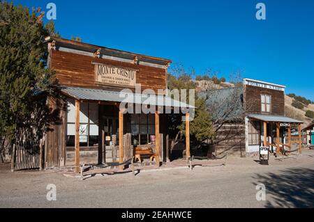 Monte Cristo Saloon, ora galleria d'arte, e Pioneer Store Museum a Chloride, città semi-fantasma sul Geronimo Trail, New Mexico, USA Foto Stock