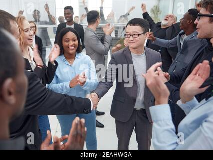 Uomini d'affari che raggiungono un accordo in un ufficio Foto Stock