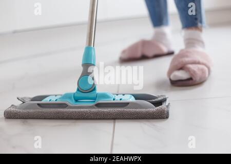 Ragazza con straccio fino al pavimento Foto stock - Alamy