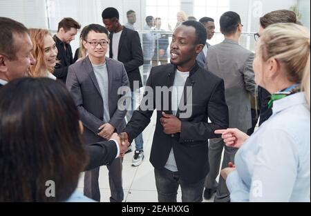 Due partner interculturali di affari handshaking dopo la firma con Foto Stock