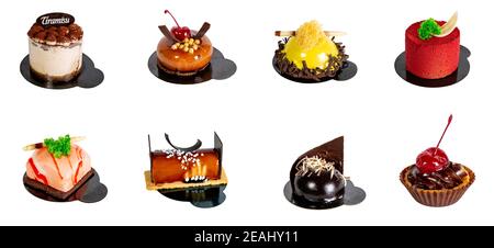 Set di torta appetitosa isolato su uno sfondo bianco su un supporto scuro Foto Stock