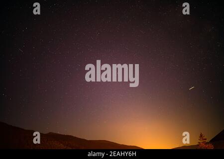 Cielo stellato di notte nelle Alpi tirolesi. Moonrise Foto Stock