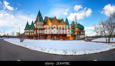 Palazzo di legno a Kolomenskoye. Paesaggio invernale con neve Foto Stock