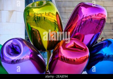 Primo piano dei tulipani di Jeff Koons, fuori dal Museo Guggenheim, Bilbao, Spagna Foto Stock