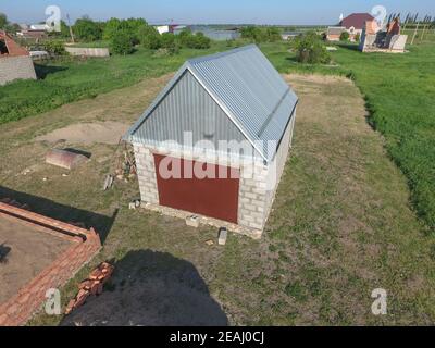 Vista superiore del garage in un appezzamento di terreno privato Foto Stock