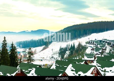 Bukovel, Ucraina 3 febbraio 2019: Complessi alberghieri, vacanze invernali per turisti in montagna.New Foto Stock