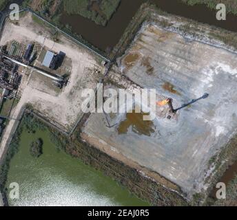 Sistema di torcia su un campo di olio Foto Stock