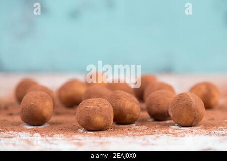 Patate marzapane, in tedesco chiamato Marzipankartoffeln, con cacao in polvere, dolci per natale, spazio vuoto copia Foto Stock