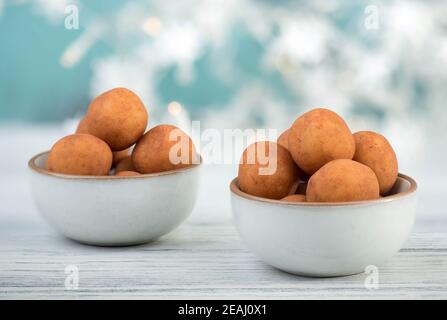 Patate marzapane, in tedesco chiamato Marzipankartoffeln, con cacao in polvere, dolci per natale, spazio vuoto copia Foto Stock