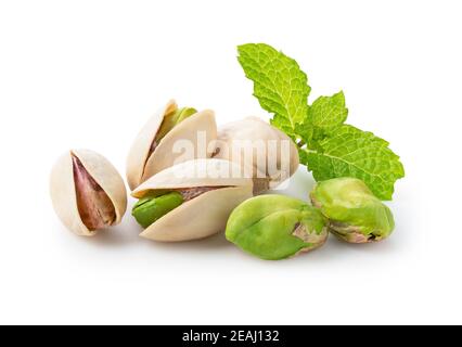 Pistacchi su sfondo bianco Foto Stock