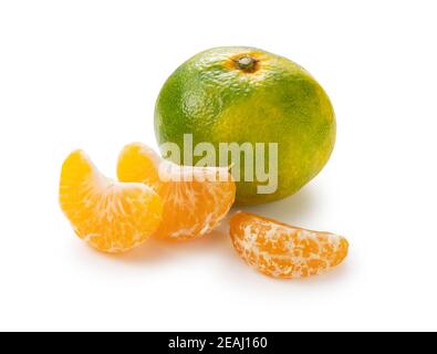 Le prime arance del mandarino giapponese su sfondo bianco Foto Stock