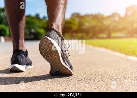 sport runner uomo nero indossa i piedi attivi pronti per correre formazione Foto Stock