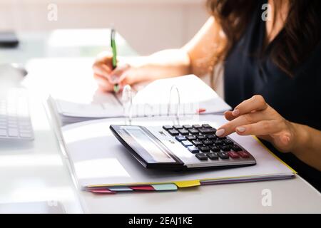 Conto contabile noleggiato calcolo delle tasse Foto Stock