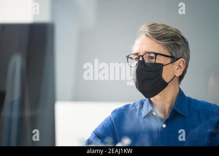 Receptionist in maschera Foto Stock