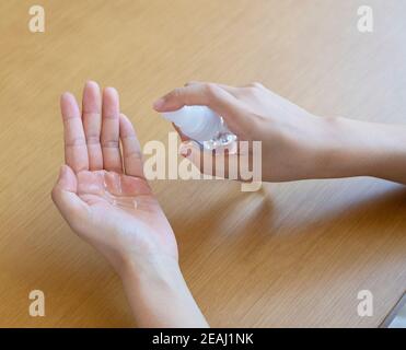 Primo piano dell'igienizzatore a spruzzo per le mani di una donna Foto Stock