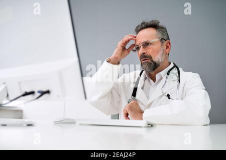 Vecchio uomo triste Dottore stress e dolore Foto Stock