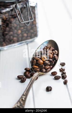 Chicchi di caffè arrosto in cucchiaio Foto Stock