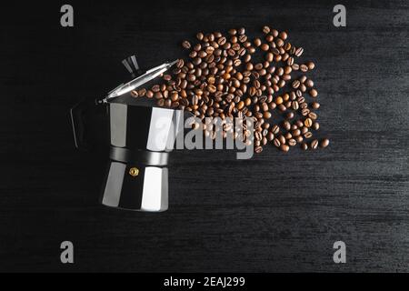 Caffè in grani e macchina per caffè bialetti. Vaso Moka Foto Stock