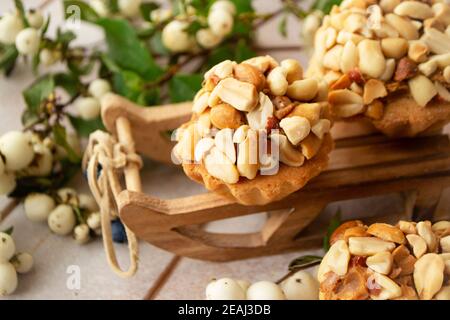 Muffin con nocciole di arachidi, decorazioni natalizie Foto Stock