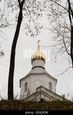 Costruita alla fine del XIX e XX secolo in uno stile che ricorda il classicismo, la cappella ortodossa dedicata a San Nicola il lavoratore dei Miracoli a Logoisk, in Bielorussia Foto Stock
