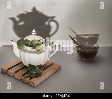 Tè alle erbe con salvia in una teiera e tazza Foto Stock