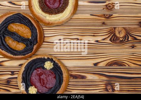 tradizionali torte ceche su legno di abete rosso bruciato Foto Stock