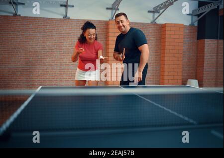 Uomo e donna in allenamento ping pong, ping pong Foto Stock