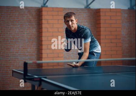 Uomo giocare a ping pong, uomo ping pong giocatore Foto Stock