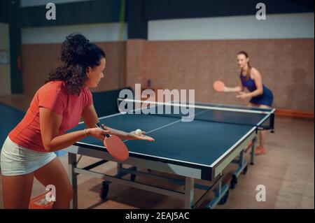 Le donne giocano a ping pong match, ping pong Foto Stock