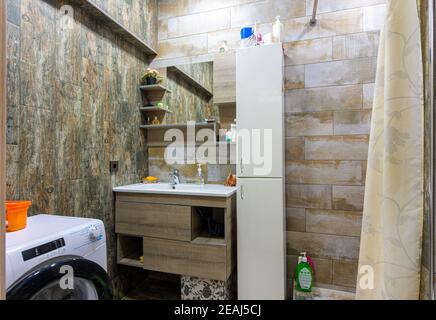 Interni moderni e piccoli con uno stile e un arredamento interessanti Foto Stock
