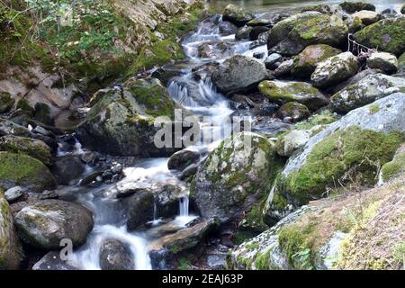 Torrente di montagna nella gola della Passiria - escursionismo sulla gola della Valle del Passeier tra Moos e San Leonhard Foto Stock